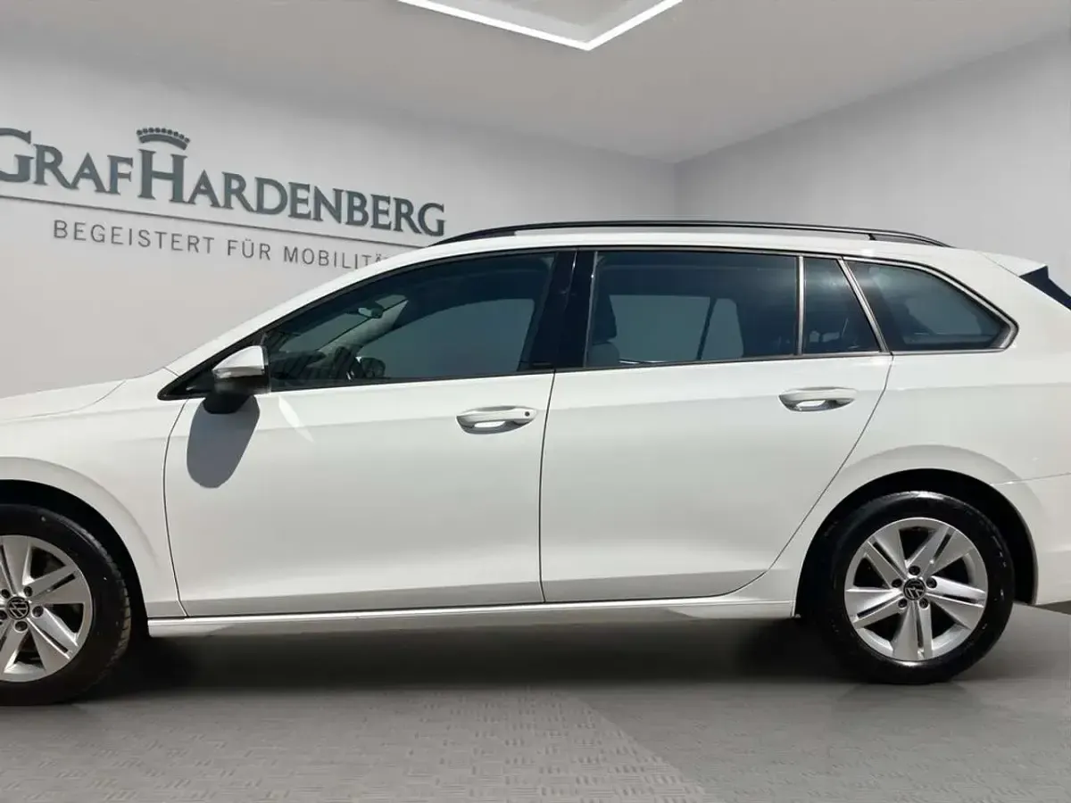 Gebraucht VW Golf VIII Life 150 PS (110 kW) 2023 Weiß Kombi