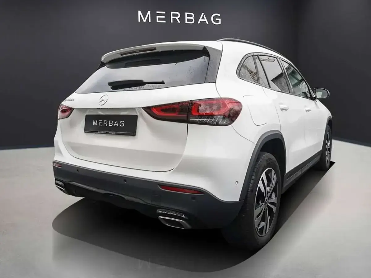 Second-hand Mercedes GLA250 Progressive 218 CP (160 kW) 2023 Alb SUV