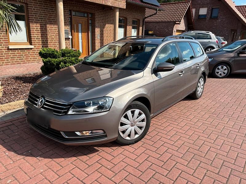 Braun Gebraucht 2011 VW Passat Limousine | 7.999 € (Etwas zu teuer) - Bild 1/4