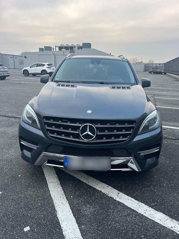 Gebraucht Mercedes ML350 258 PS (189 kW) 2012 Grau SUV