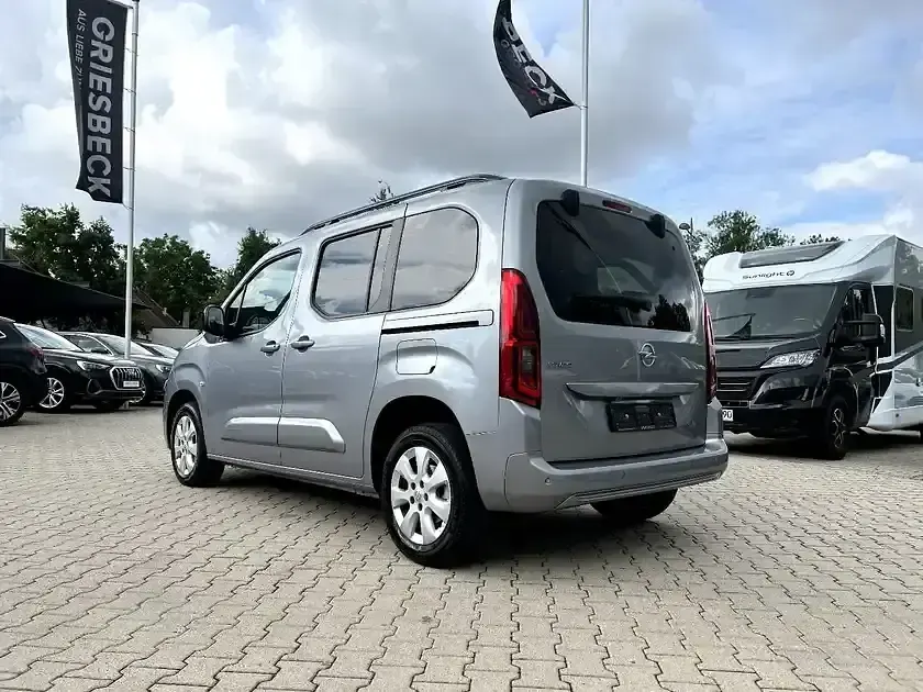 Gebraucht Opel Combo 131 PS (96 kW) 2023 Kontrast grau / quarz silber metallic Van / Kleinbus