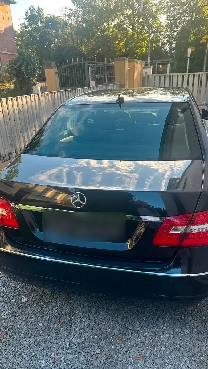 Gebraucht Mercedes E220 Avantgarde 170 PS (125 kW) 2010 Schwarz Limousine