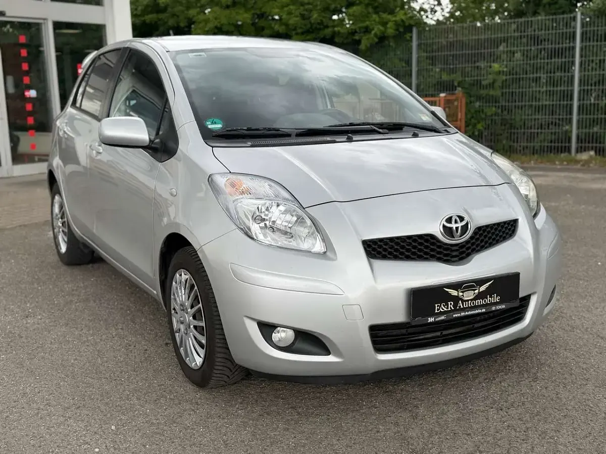 Gebraucht Toyota Yaris Edition 90 PS (66 kW) 2011 Silver mica metallic Kleinwagen