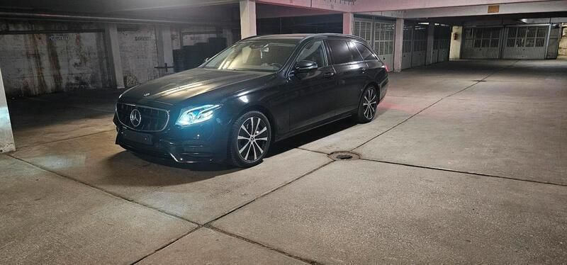 Schwarz Gebraucht 2017 Mercedes E350 AMG line Kombi | 22.500 € (Guter Preis) - Bild 1/4