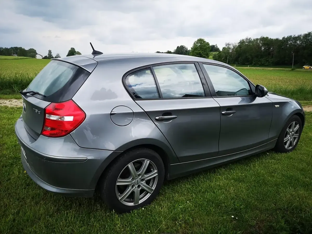 Gebraucht BMW 116 115 PS (84 kW) 2011 Grau Kleinwagen
