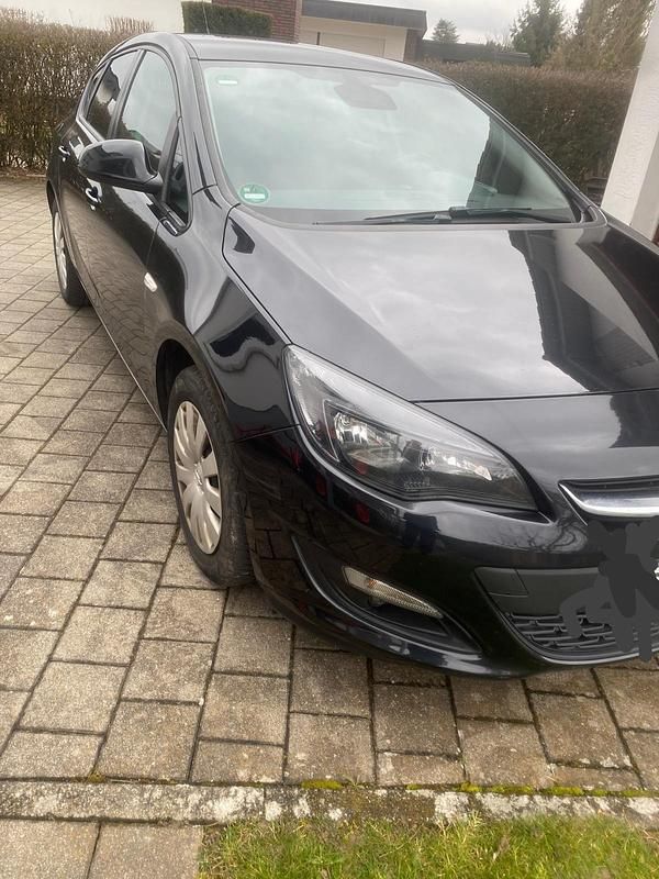 Gebraucht Opel Astra 140 PS (102 kW) 2014 Schwarz Limousine