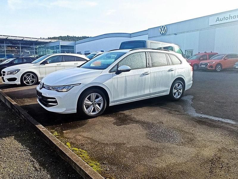 Weiß Gebraucht 2024 VW Golf VIII Life Kombi | 26.725 € (Etwas zu teuer) - Bild 1/4