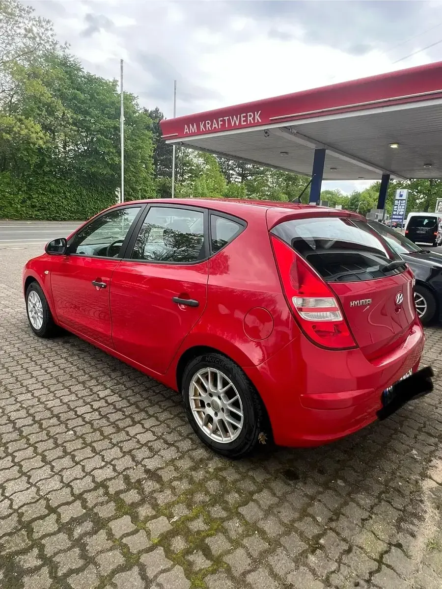 Gebraucht Hyundai i30 84 PS (61 kW) 2010 Rot Limousine