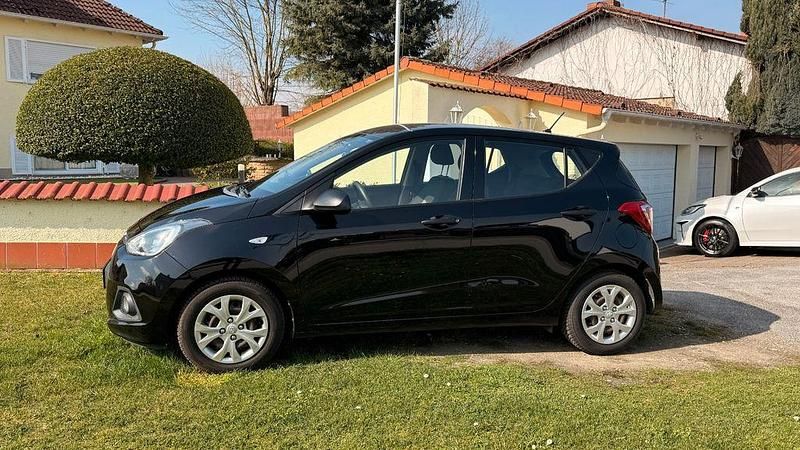 Gebraucht Hyundai i10 67 PS (49 kW) 2014 Schwarz Kleinwagen
