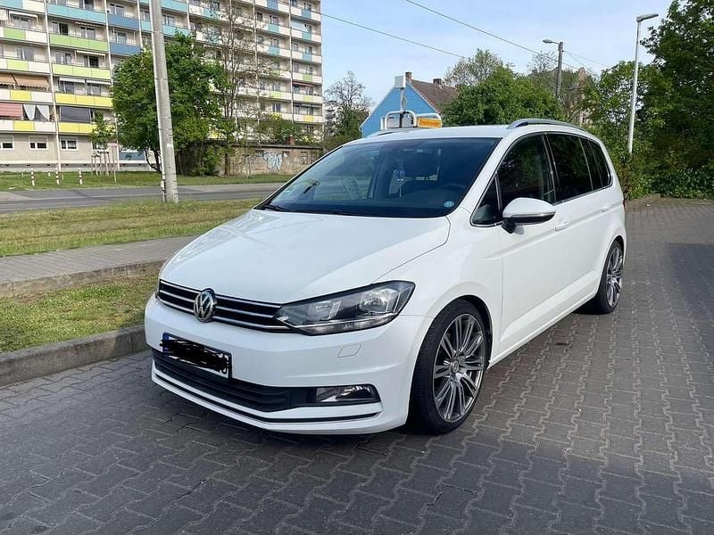 Weiß Gebraucht 2024 VW Touran Highline Van / Kleinbus | 18.000 € (Superpreis) - Bild 1/4
