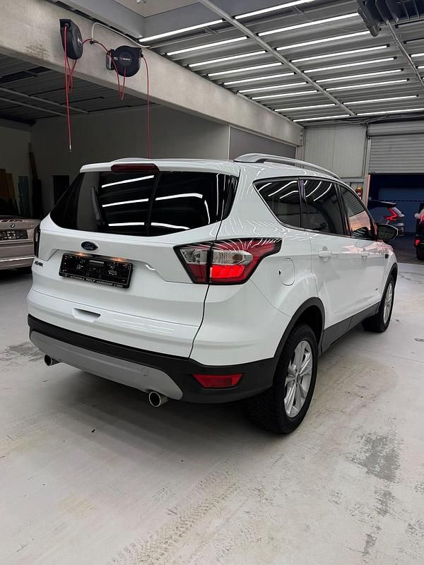 Gebraucht Ford Kuga 150 PS (110 kW) 2017 Weiß SUV