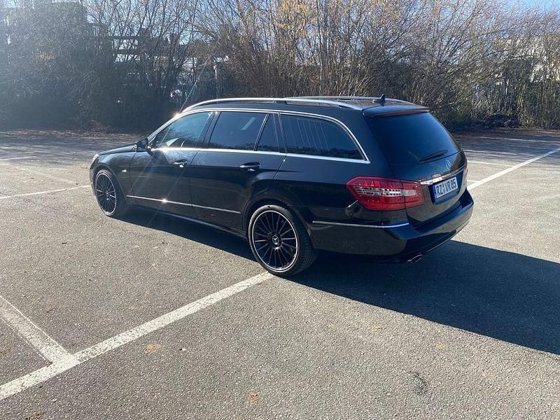 Gebraucht Mercedes E200 Avantgarde 184 PS (135 kW) 2011 Schwarz Limousine