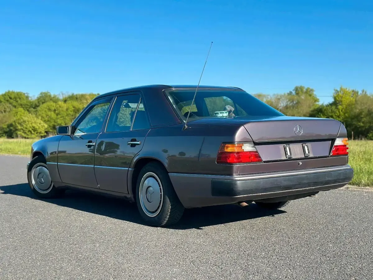 Gebraucht Mercedes E230 132 PS (97 kW) 1991 Andere farben Limousine