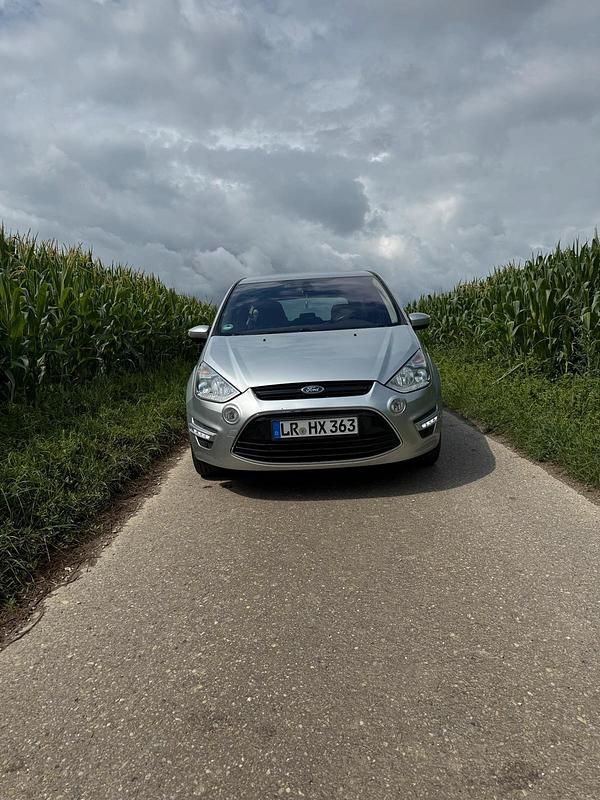 Silber Gebraucht 2012 Ford S-MAX S Van / Kleinbus | 12.000 € (Teuer) - Bild 1/4
