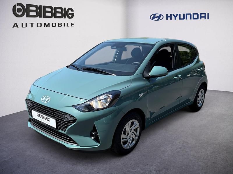Grün Neu 2025 Hyundai i10 Select Kleinwagen | 16.990 € (Fairer Preis) - Bild 1/3