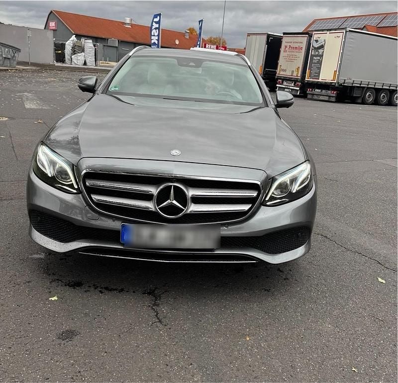 Grau Gebraucht 2017 Mercedes E350 Kombi | 21.800 € (Fairer Preis) - Bild 1/4