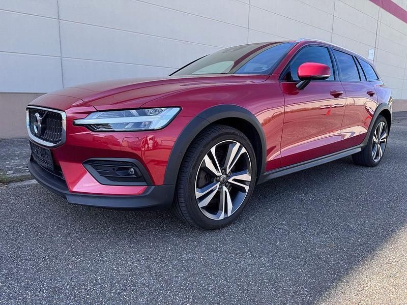 Rot Gebraucht 2019 Volvo V60 CC Pro Kombi | 26.480 € (Etwas zu teuer) - Bild 1/4
