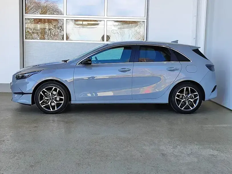 Używany Kia Ceed 140 KM (102 kW) 2024 Szary Hatchback