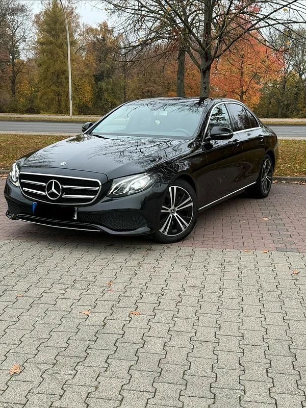 Schwarz Gebraucht 2019 Mercedes E220 Limousine | 22.200 € (Superpreis) - Bild 1/4