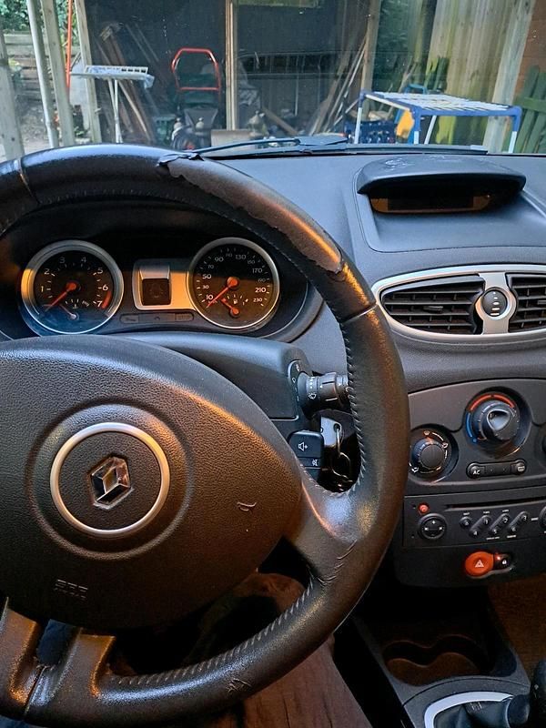 Gebraucht Renault Clio II Dynamique 88 PS (64 kW) 2007 Rot Limousine