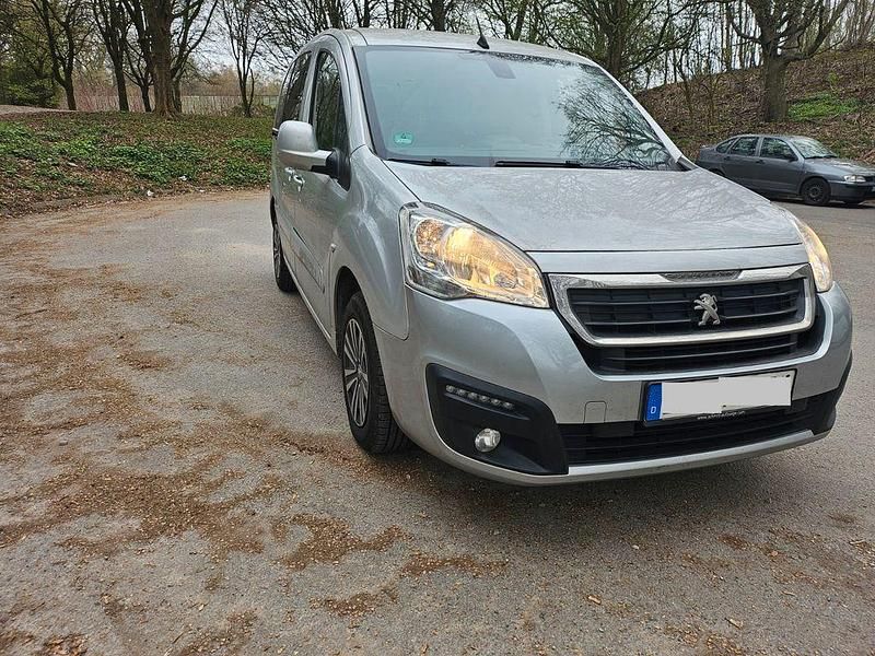 Gebraucht Peugeot Partner Tepee Active 120 PS (88 kW) 2018 Grau Van / Kleinbus