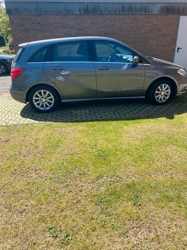 Gebraucht Mercedes B180 122 PS (89 kW) 2013 Grau Van / Kleinbus