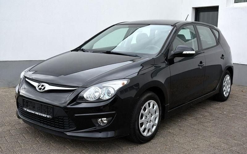 Schwarz Gebraucht 2011 Hyundai i30 Edition Limousine | 3.480 € (Guter Preis) - Bild 1/4