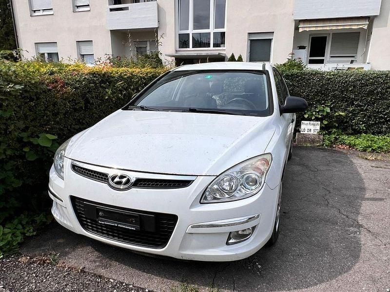 Weiß Gebraucht 2008 Hyundai i30 Kombi | 2.000 € (Guter Preis) - Bild 1/4