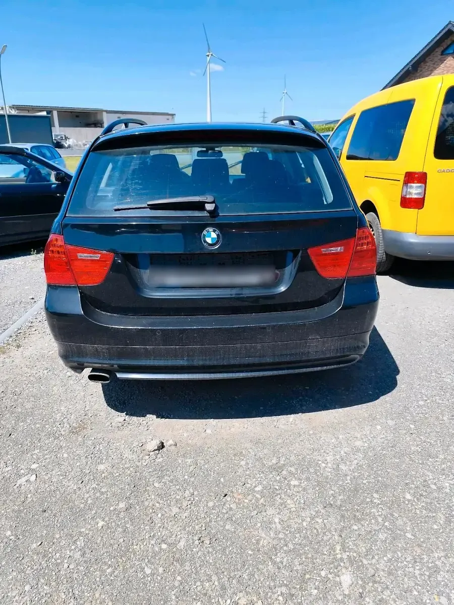 Gebraucht BMW 318 143 PS (105 kW) 2010 Schwarz Kombi