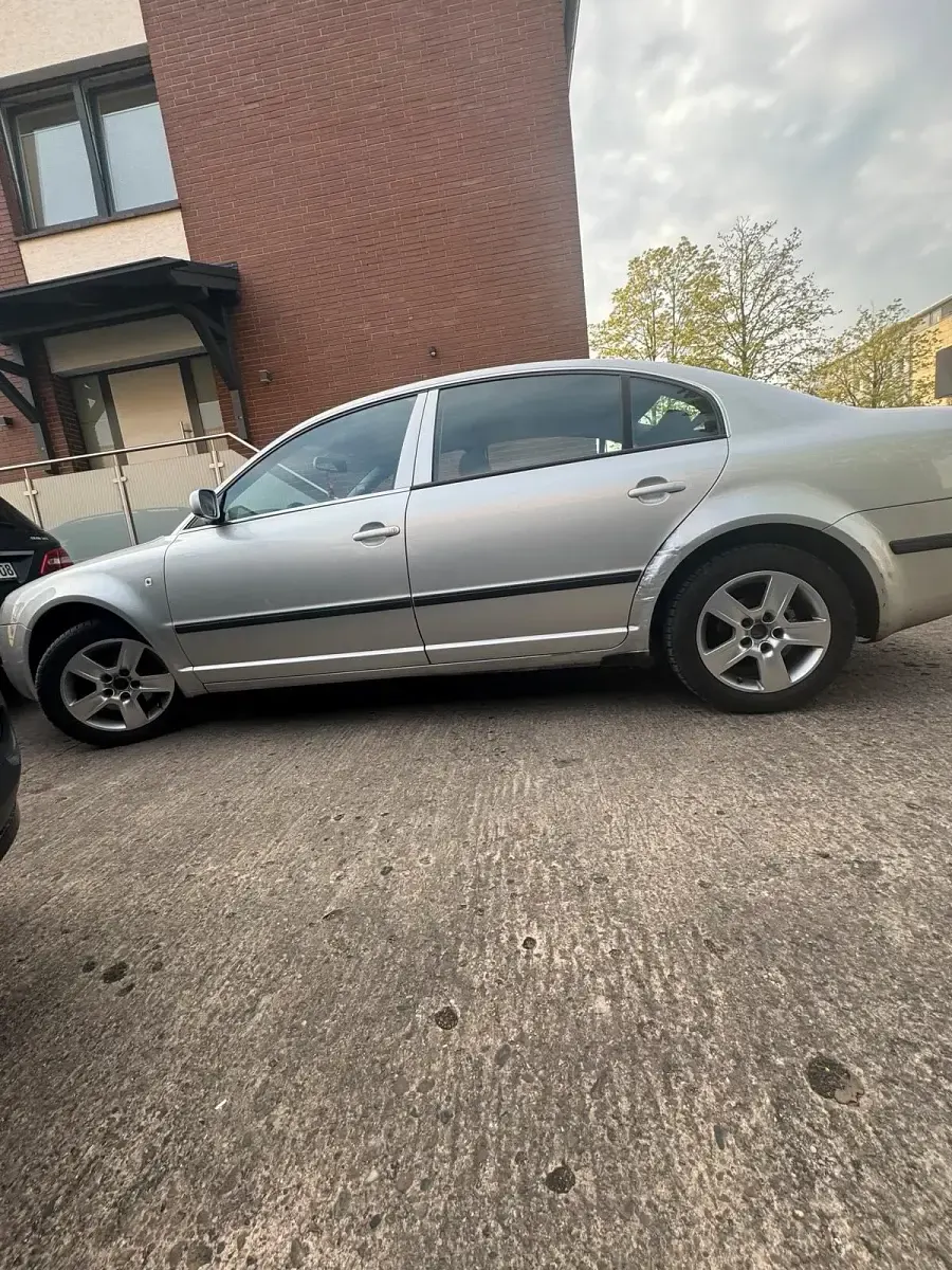 Używany Skoda Superb 150 KM (110 kW) 2004 Srebrny Sedan/Limuzyna