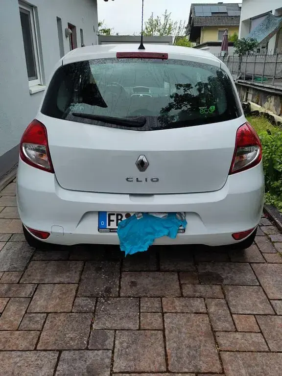 Gebraucht Renault Clio II Dynamique 75 PS (55 kW) 2011 Weiß Limousine