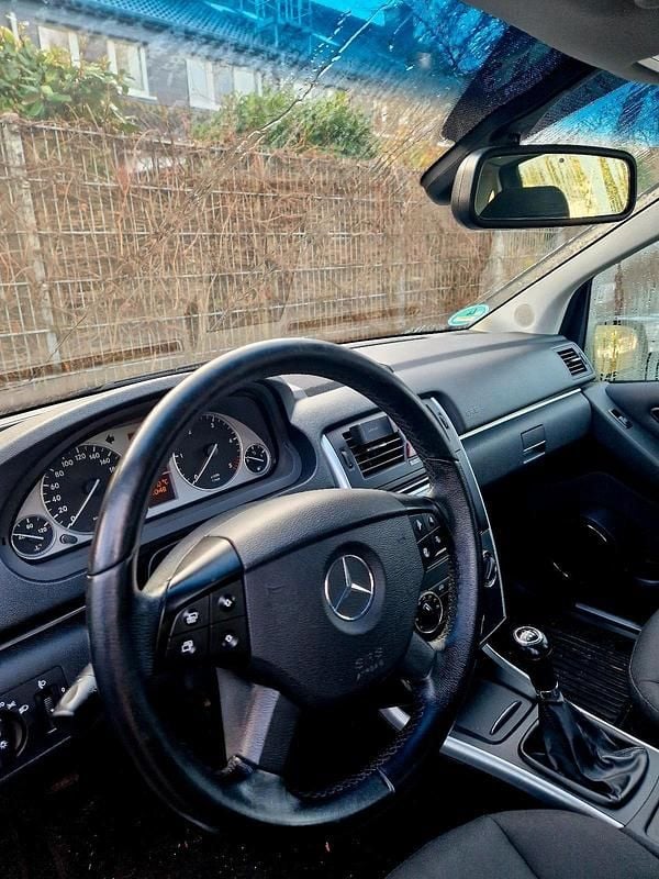 Schwarz Gebraucht 2010 Mercedes 180 Limousine | 4.000 € (Superpreis) - Bild 1/4