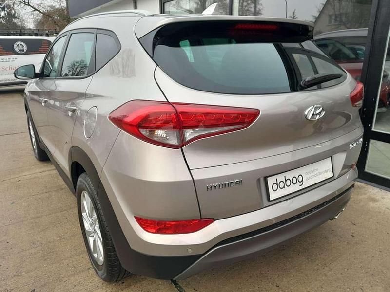 Gebraucht Hyundai Tucson Intro Edition 177 PS (130 kW) 2016 White sand SUV