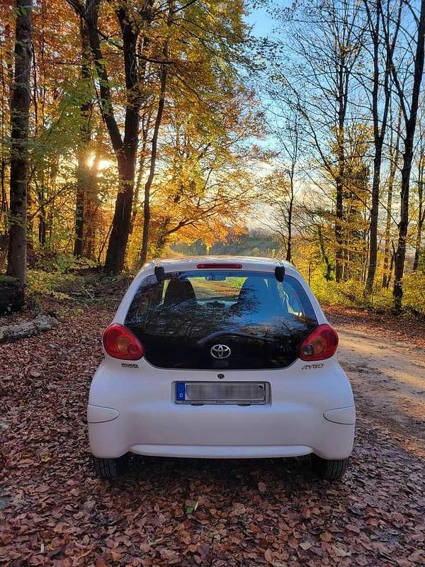 Gebraucht Toyota Aygo 68 PS (50 kW) 2008 Weiß Kleinwagen