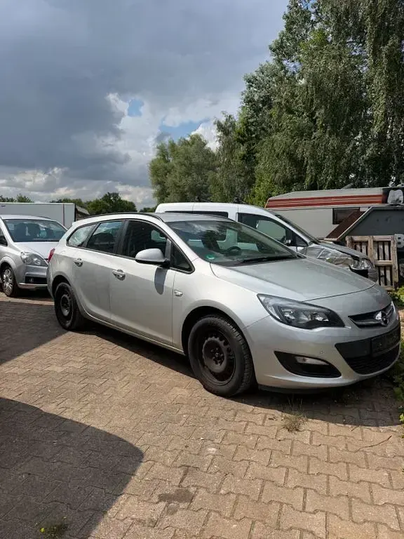 Gebraucht Opel Astra Edition 140 PS (102 kW) 2014 Silber Kombi