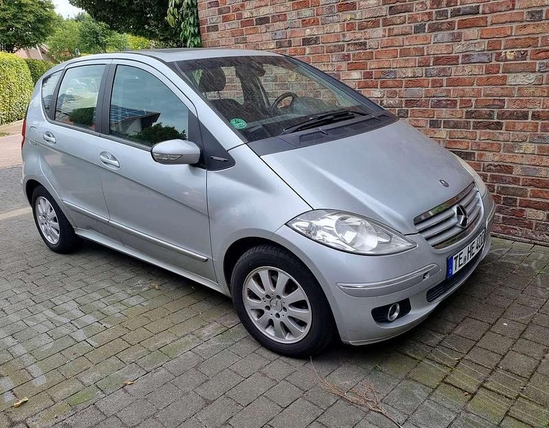 Silber Gebraucht 2004 Mercedes 170 Limousine | 1.050 € - Bild 1/4