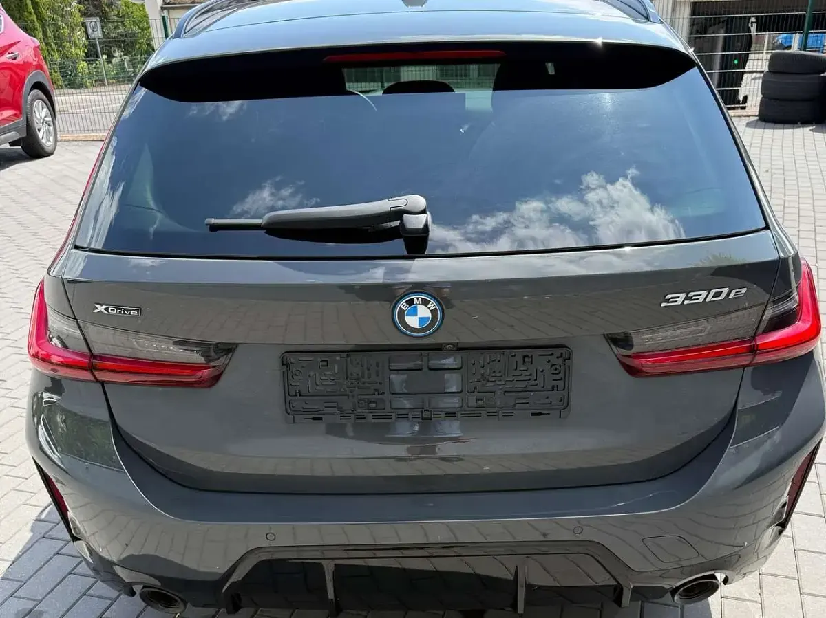 Gebraucht BMW 330 M Sport 184 PS (135 kW) 2023 Dravitgrau metallic Kombi