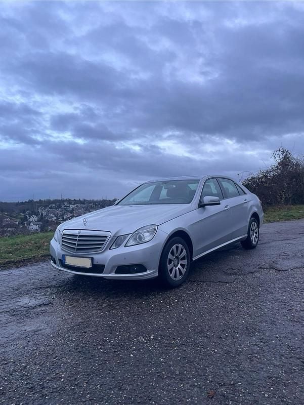 Silber Gebraucht 2011 Mercedes E220 Limousine | 5.950 € (Superpreis) - Bild 1/4