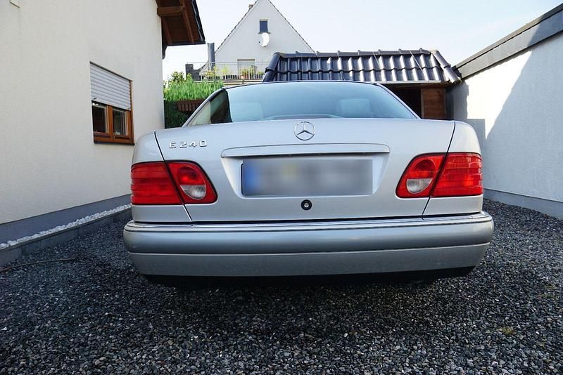 Usata Mercedes E240 Elegance 170 CV (125 kW) 1998 Argento Berlina