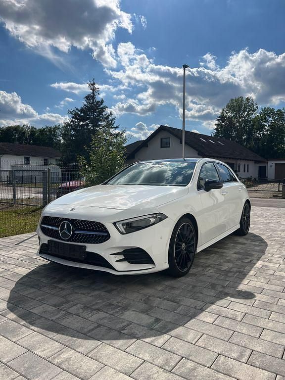 Weiß Gebraucht 2018 Mercedes A250 AMG Limousine | 25.900 € (Fairer Preis) - Bild 1/4
