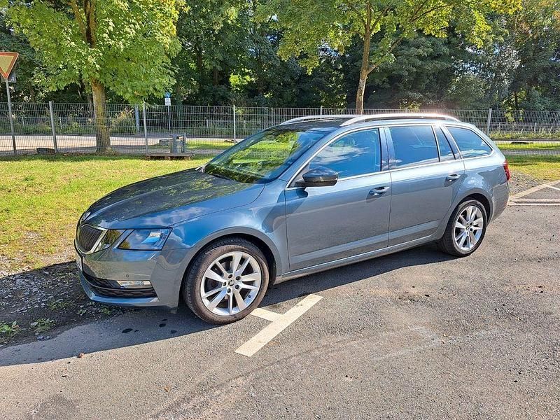 Grau Gebraucht 2020 Skoda Octavia Ambition Kombi | 18.900 € (Guter Preis) - Bild 1/4