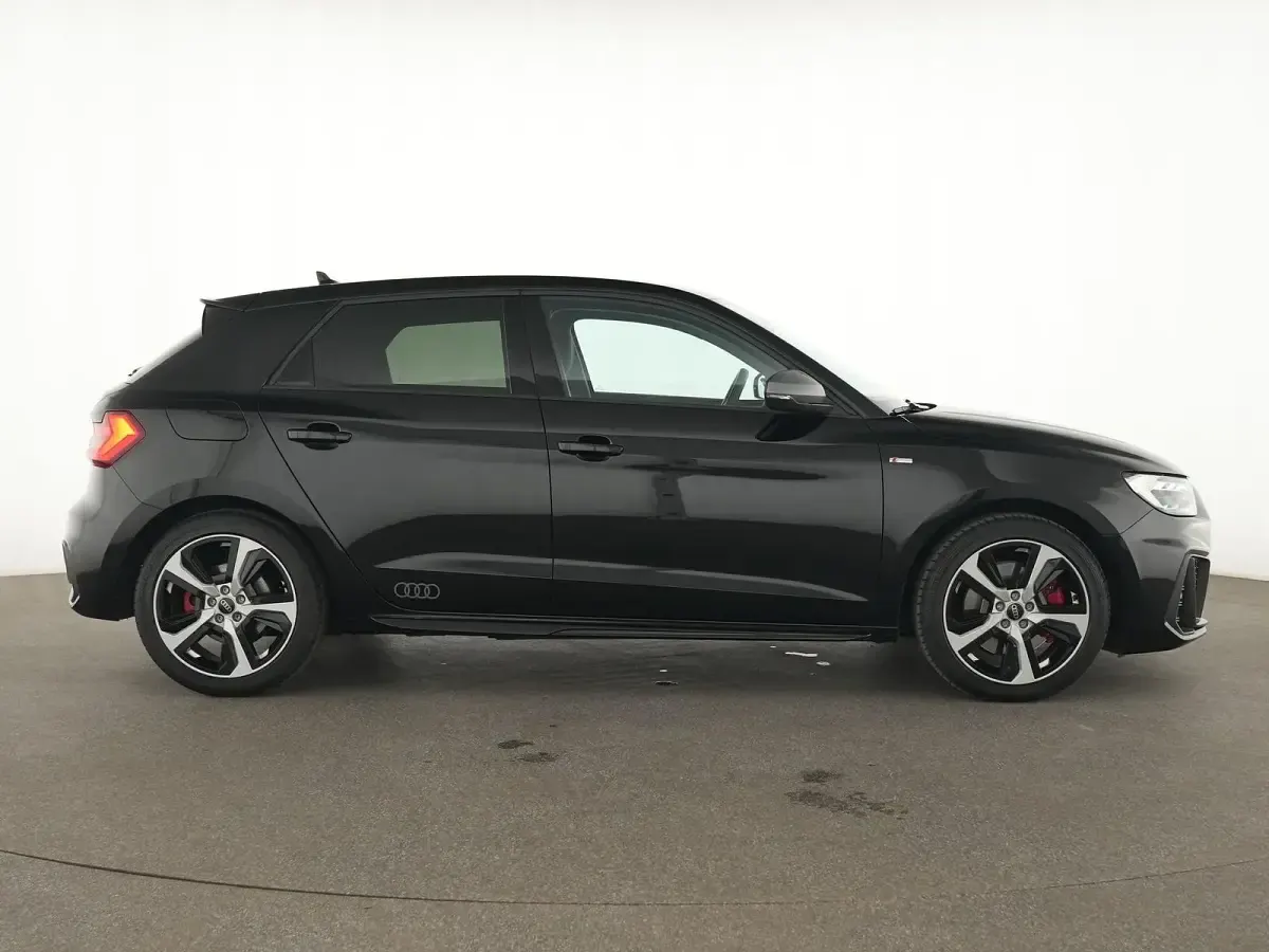 Używany Audi A1 S-Line 207 KM (152 kW) 2023 Czarny SUV