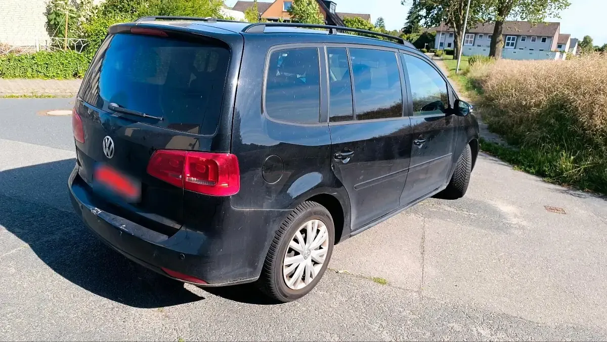 Gebraucht VW Touran 105 PS (77 kW) 2011 Schwarz Van / Kleinbus