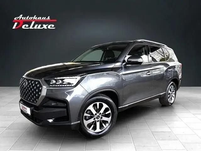 Grau Gebraucht 2021 Ssangyong (KGM) Rexton Quartz SUV | 27.900 € (Fairer Preis) - Bild 1/4
