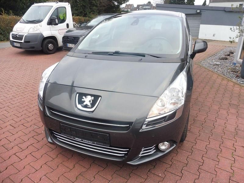 Grau Gebraucht 2010 Peugeot 5008 Premium Kombi | 5.990 € (Fairer Preis) - Bild 1/4