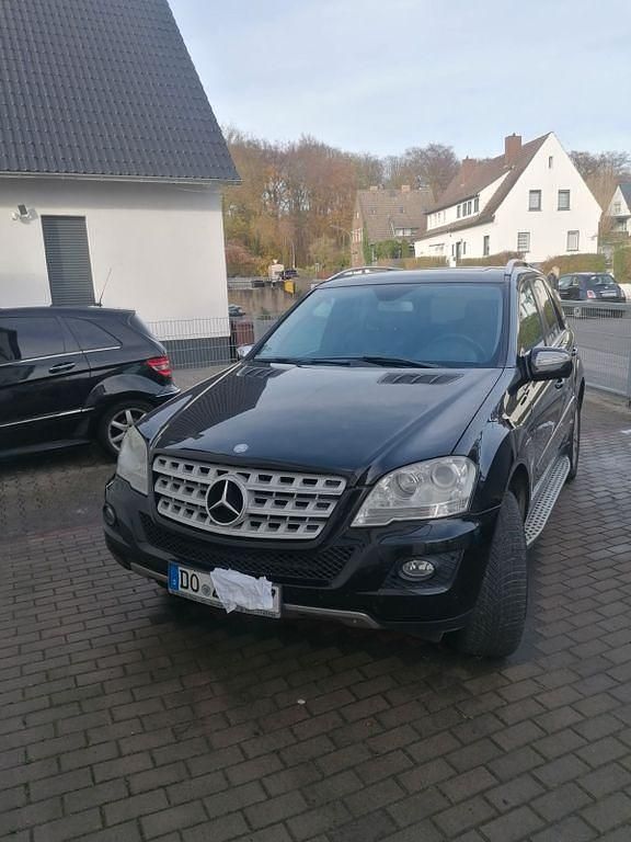 Schwarz Gebraucht 2008 Mercedes ML320 SUV | 6.600 € (Fairer Preis) - Bild 1/4