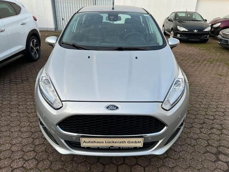 Gebraucht Ford Fiesta Celebration 101 PS (74 kW) 2017 Moondust silver (metallic) Limousine