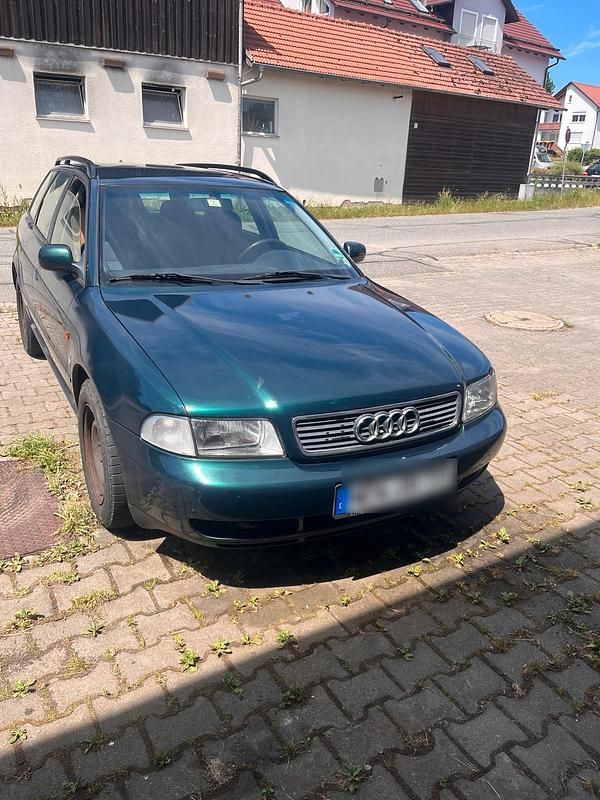 Grün Gebraucht 1996 Audi A4 Basis Kombi | 900 € (Fairer Preis) - Bild 1/4