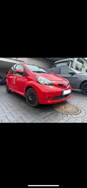 Gebraucht Toyota Aygo 69 PS (50 kW) 2007 Rot Kleinwagen