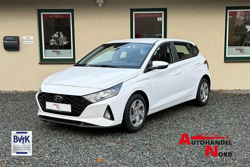 Weiß Gebraucht 2021 Hyundai i20 Limousine | 13.985 € (Fairer Preis) - Bild 1/4
